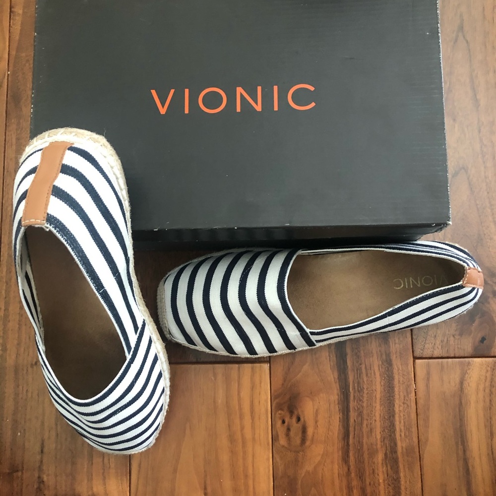 Vionic slip on’s